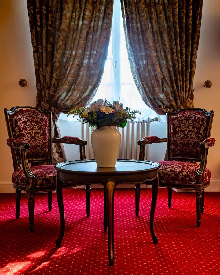 Hotel Restaurant Le Centenaire Les Eyzies ภายนอก รูปภาพ