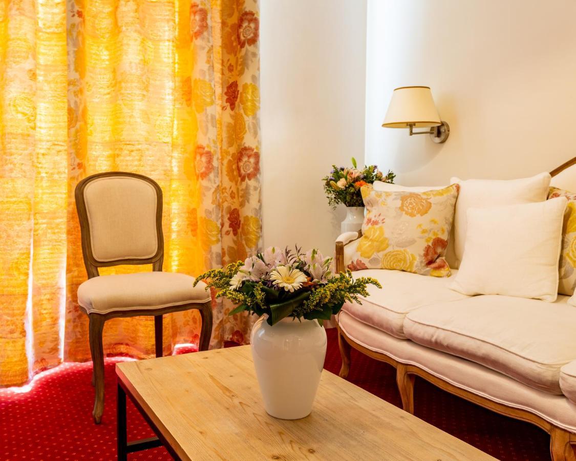 Hotel Restaurant Le Centenaire Les Eyzies ภายนอก รูปภาพ