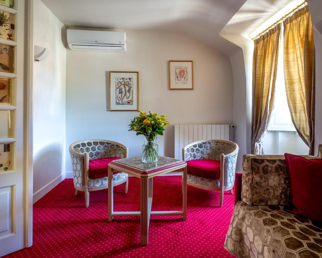 Hotel Restaurant Le Centenaire Les Eyzies ภายนอก รูปภาพ