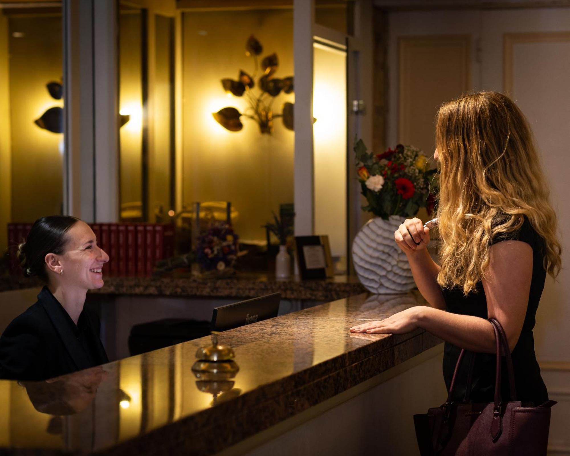 Hotel Restaurant Le Centenaire Les Eyzies ภายนอก รูปภาพ